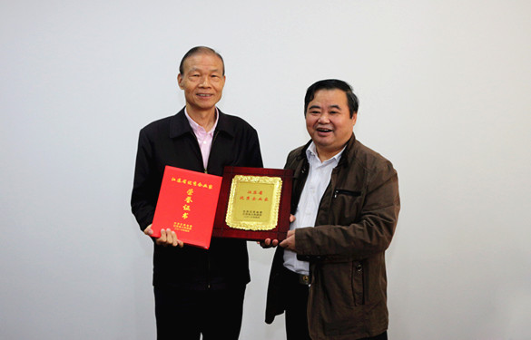 2016年10月12日，常州市经信委副主任潘仁贤一行来JDB电子电缆参观调研，并为集团董事长丁山华宣告江苏省优良企业家奖牌